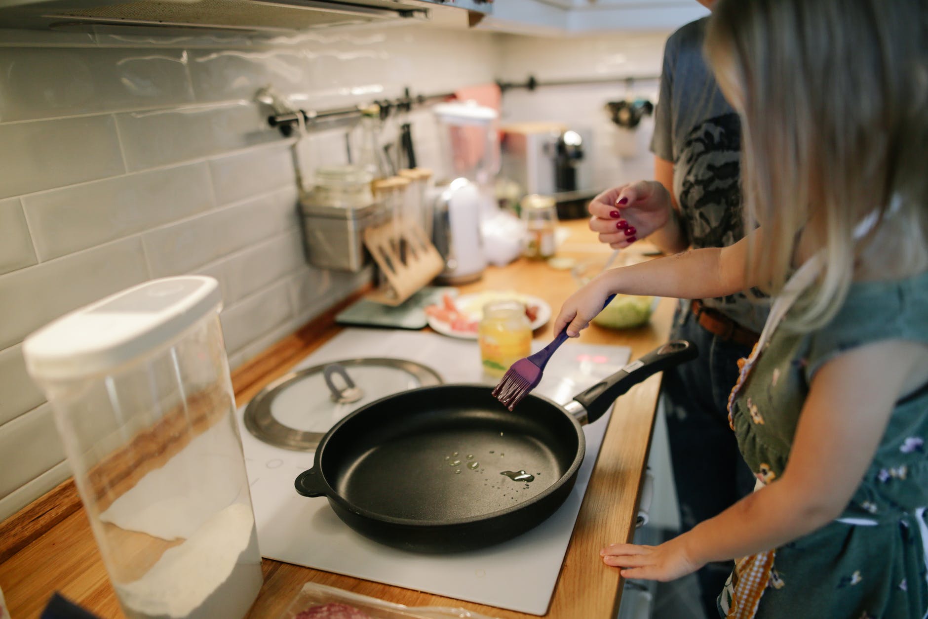 Împreună în bucătărie – cum să transformi bucătăria în locul preferat al celor mici