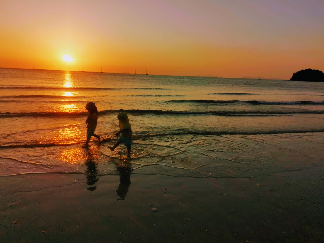 De la răsărit la apus – cum trece o zi simplă cu cei mici la Marea Andaman, în Koh Lanta