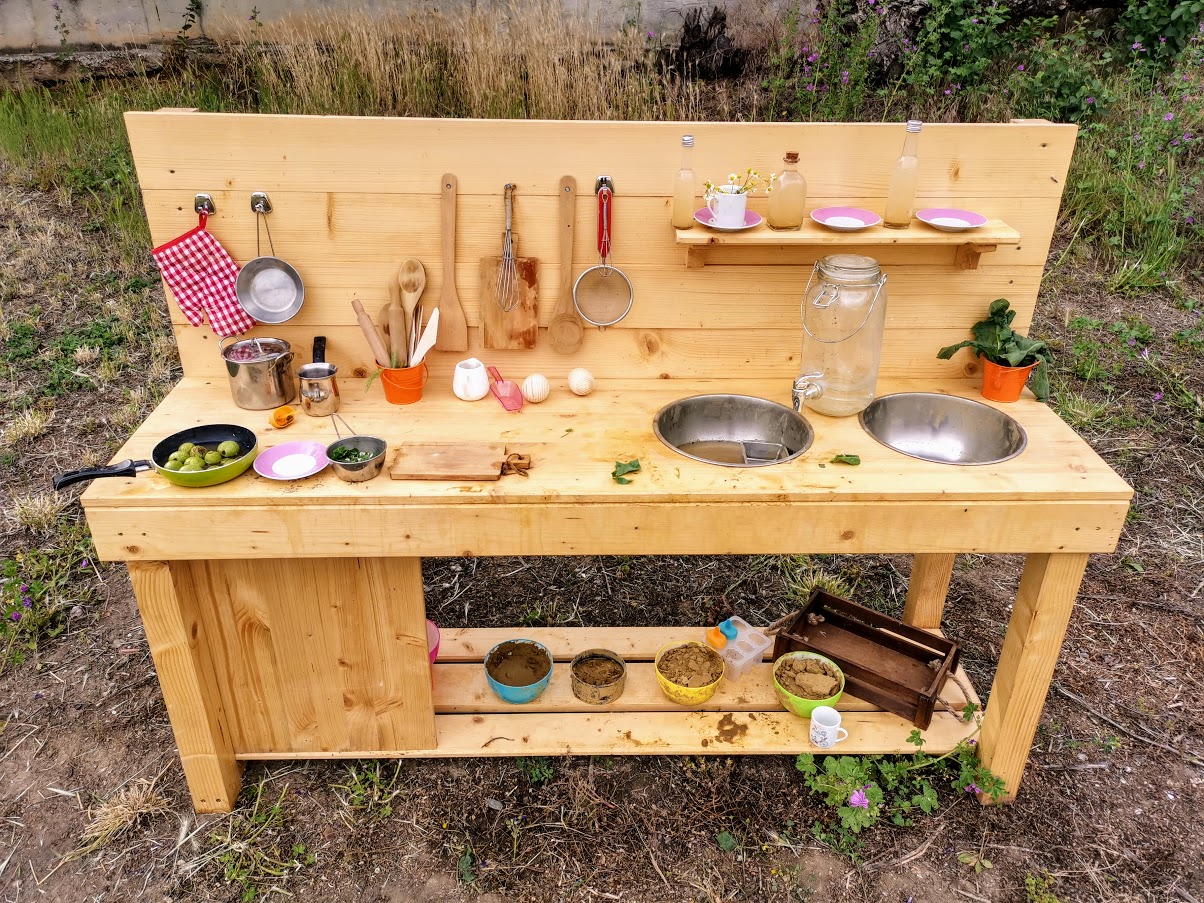 Mud Kitchen sau bucătăria de grădină pentru copii – ce este și care sunt beneficiile acestui tip de joacă