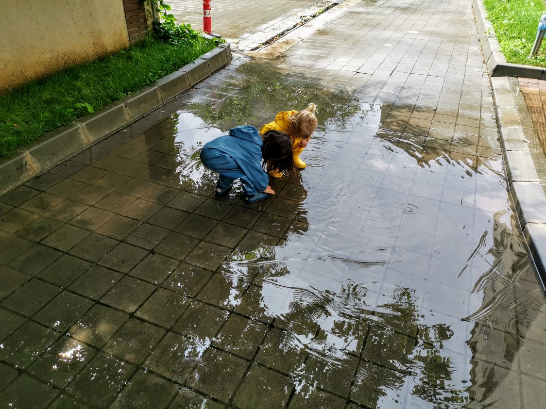 20 de idei de activități afară pe timp de ploaie – cu copiii la joacă
