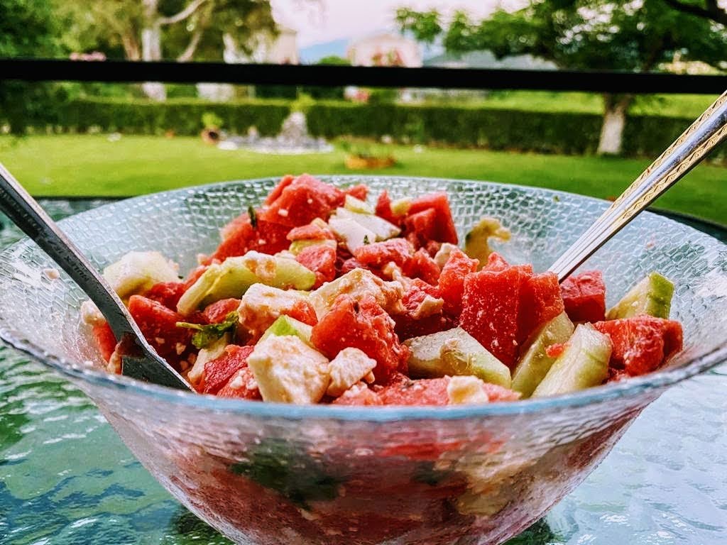 Salată de pepene roșu cu feta – varianta simplă