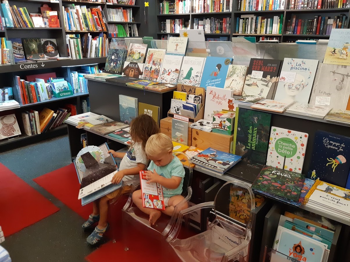 Ce cărți luăm cu noi în road trip sau avion – sugestii pentru copiii mai mici de 6 ani