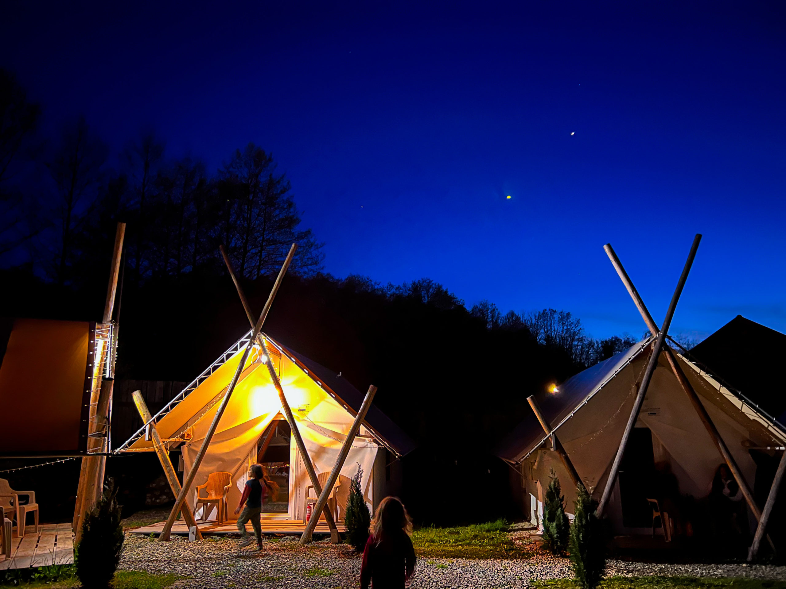 Piniale Glamping Trib, bucurie și reconectare într-o super cazare family-friendly