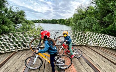 Cum să îți înveți copilul să meargă pe bicicletă fără roți ajutătoare în 10 minute