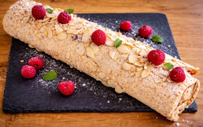 Ruladă din albușuri cu migdale și cocos, cremă de zmeură și mascarpone