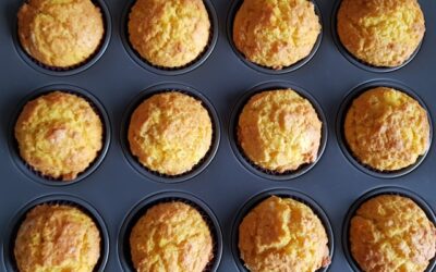 Brioșe pufoase cu smântână și pară